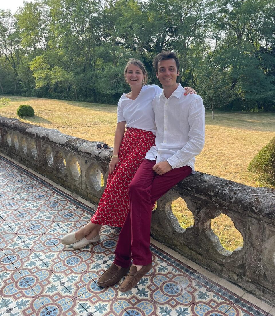 Le couple sur la terrasse du château
